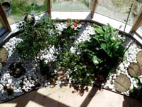 Maison bio climatique : verrière arrondie donnant sur le jardin
