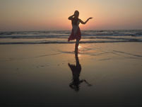Stege en Inde : yoga sur la plage d'Arambol au coucher du soleil