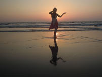 Stege en Inde : yoga sur la plage d'Arambol au coucher du soleil