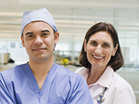 docteur accompagné d'un infirmier