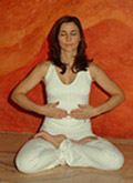 Position 2 du Prana Mudra : mains à hauteur du ventre, du nombril