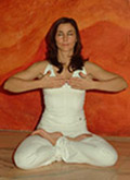 Position 3 du Prana Mudra : mains à hauteur de la poitrine