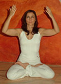 Position 4 du Prana Mudra : mains en l'air