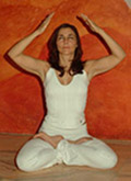 Position 6 du Prana Mudra : mains en l'air