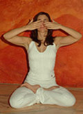 Position 7 du Prana Mudra : mains à hauteur des yeux