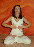 Position 8 du Prana Mudra : mains à hauteur de la poitrine